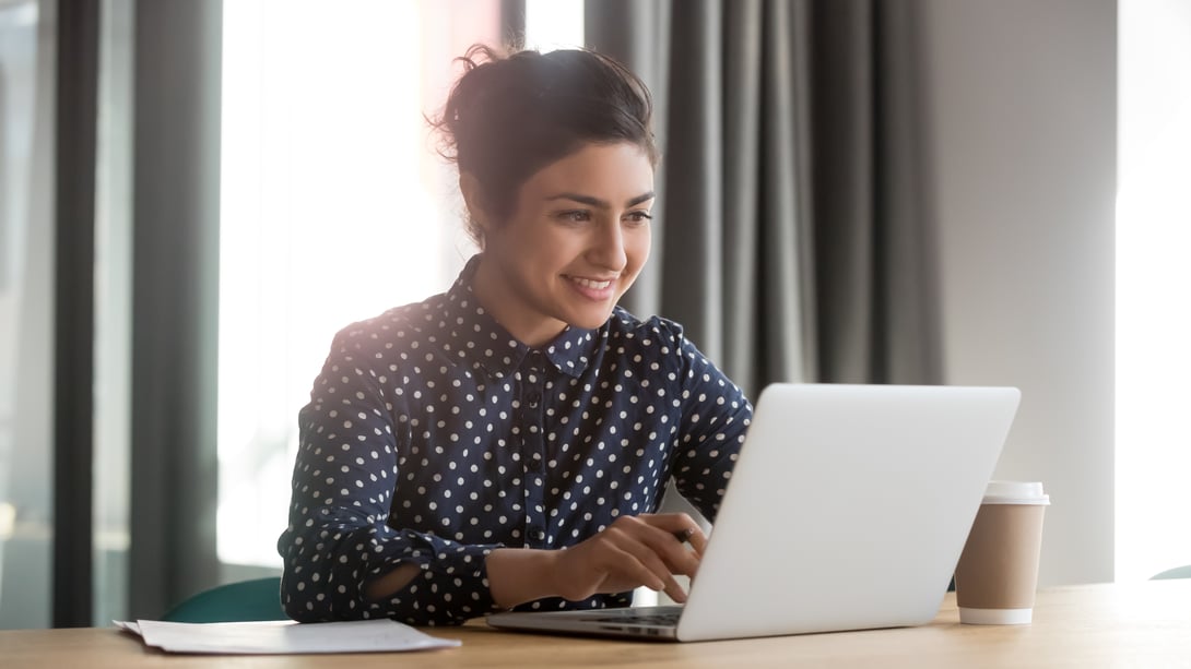 Is she using the internet. Девушка с ноутбуком. Девушка писатель. Business woman with Laptop. Индия бизнес.